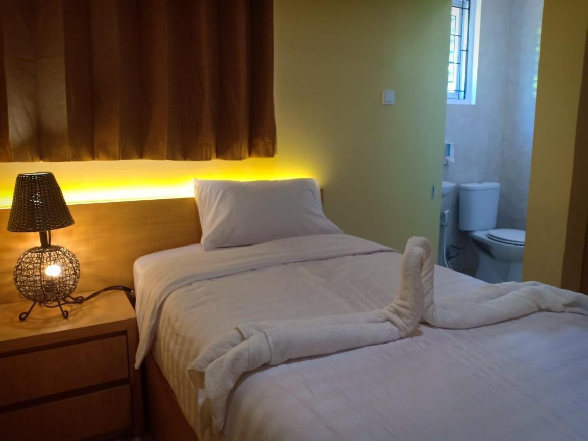 Merlin Hotel Maumere Kültér fotó